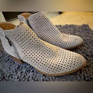 Lucky Brand Women’s 10 Light Taupe Beige Suede Perforated Bootie Ankle Boots